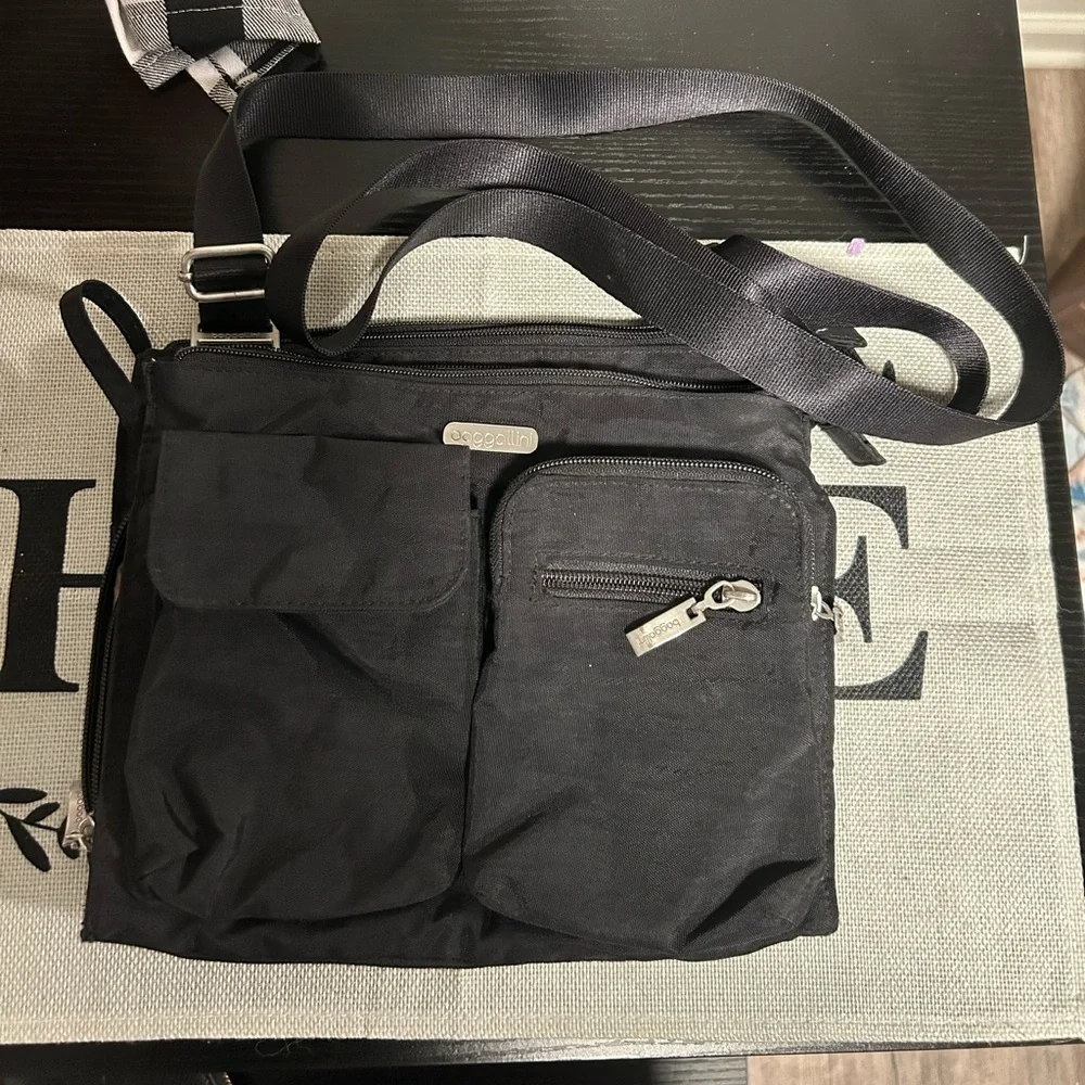 Baggallini Black Canyon Bag Messenger Crossbody With Adjustable Strap